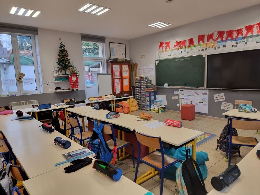 JusteMilieu3's tweet photo. SCANDALE 🔴 

Écoles : le gouvernement ampute son propre plan de 40 millions d'euros ! 🏫
Les promesses de juin s'évaporent dès septembre ⬇️

📌 Fin juin, en pleine canicule, le gouvernement promettait 60 millions d'euros pour rénover 12 500 écoles
📌 Fin juillet, Matignon réduit discrètement l'enveloppe à 16 millions d'euros, sans communication officielle
📌 Résultat : seules 2 500 écoles seront concernées, et l'argent ne financera plus que de simples audits

Le ministère assure pourtant que "l'adaptation au changement climatique reste une priorité".

L'article complet en premier commentaire 👇