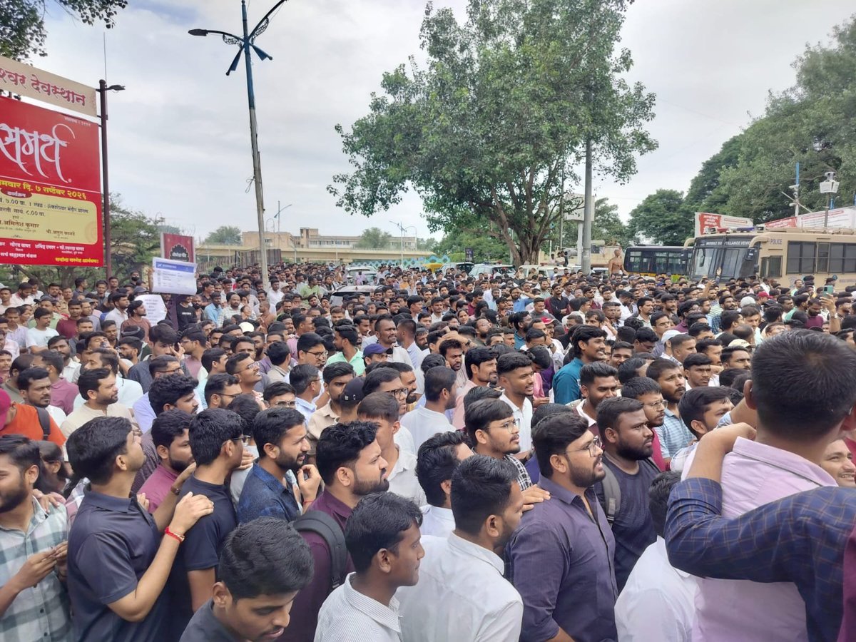 patilvishalvp's tweet photo. #MPSC ची तयारी करणारा विद्यार्थी फक्त परीक्षा देत नसतो तर तो आपल्या आयुष्यातील अनेक वर्षे, पैसा, वेळ आणि असंख्य स्वप्नं पणाला लावत असतो.

दिवस-रात्र अभ्यास करून, अनेक अडचणींवर मात करून परीक्षा देणाऱ्या विद्यार्थ्यांची मेहनत जर पेपरफुटी, गैरप्रकार आणि अनियमिततेमुळे धुळीस मिळत असेल, तर हा केवळ परीक्षेचा प्रश्न नाही. हा महाराष्ट्रातील लाखो विद्यार्थ्यांच्या भविष्याचा प्रश्न आहे!

आज पुण्यात विद्यार्थ्यांनी आपल्या न्याय्य मागण्यांसाठी हजारो विद्यार्थी आणि शिक्षक रस्त्यावर उतरून आक्रोश व्यक्त केला आहे. त्यांच्या आवाजाकडे दुर्लक्ष करून चालणार नाही.

विद्यार्थ्यांच्या मागण्या रास्त आहेत.
त्यांच्या मेहनतीला न्याय मिळालाच पाहिजे.
परीक्षा व्यवस्था पारदर्शक आणि विश्वासार्ह झालीच पाहिजे.
दोषींवर कठोर कारवाई झालीच पाहिजे!

विद्यार्थ्यांच्या या न्याय्य लढ्यात आम्ही त्यांच्या पाठीशी ठामपणे उभे आहोत. सरकारने आश्वासनांपलीकडे जाऊन तातडीने ठोस आणि वेळबद्ध निर्णय घ्यावा.
#pune