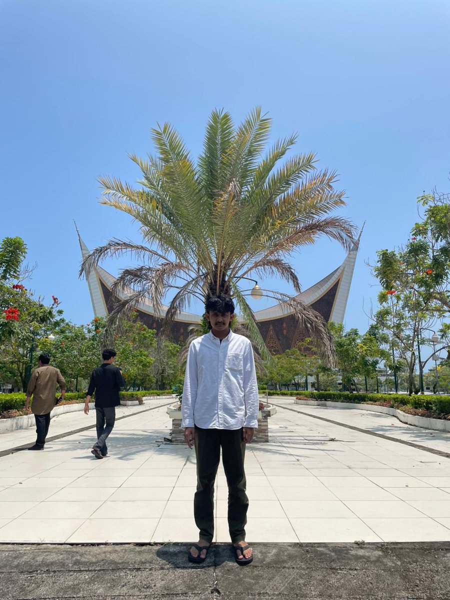 zmsyafiq's tweet photo. Menghadap kiblat tidak juga dengan barat.
(Sumateralocene x sawit = kiblat) https://t.co/USbK53q3vG