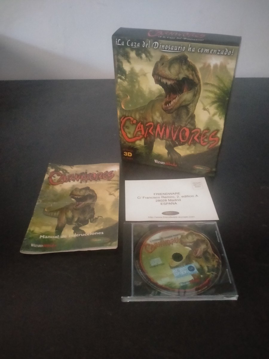 pcgamearchive's tweet photo. Carnivores te vendía una cacería de dinosaurios, pero su mejor truco era invertir los papeles: fallabas un disparo al T-Rex y el cazador pasaba a ser la presa.

Una tensión muy de 1998 que esta Big Box de Friendware ayuda a conservar.

#pcgamearchive #Carnivores #bigbox https://t.co/8EeuSO8NC5