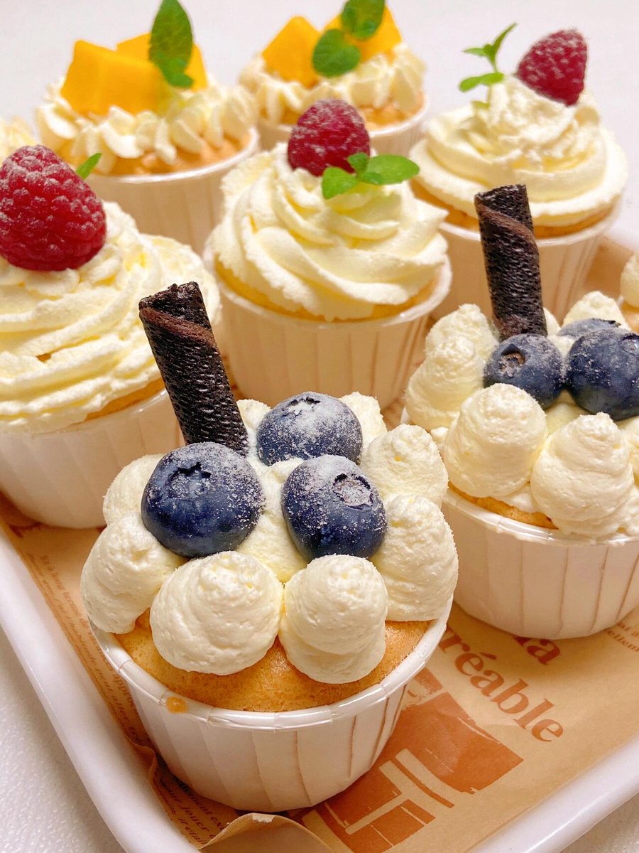 HamzaKayakrnm's tweet photo. Baking success = warm butter + fresh vanilla + a little patience  Just pulled these fluffy vanilla cupcakes out of the oven—smells like pure joy in the kitchen!， https://t.co/92V7v7WYXR