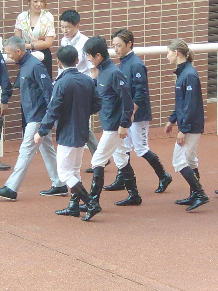 umaandtan's tweet photo. 今年の札幌競馬場での思い出��
#丹内祐次
#WASJ

なかなか貴重なアングルからの
20期、同期の川田将雅騎手と丹内さんの隣同士の図。

ヘルナンデス騎手の介添えでした。 https://t.co/E79ICezWkZ