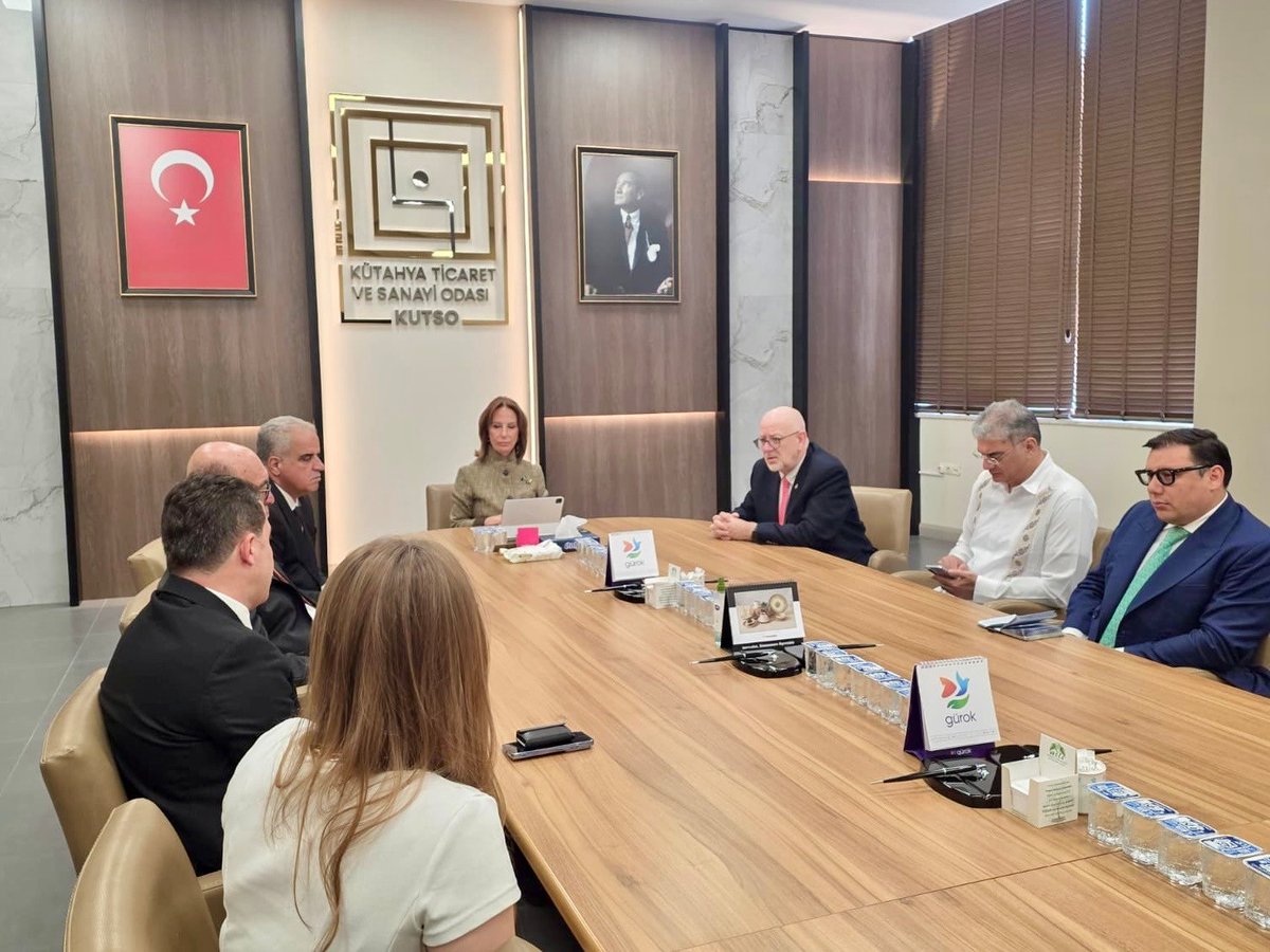 EmbaMexTur's tweet photo. Durante su visita de trabajo a Kütahya, el Emb. @CGjdl se reunió con la Sra. Esin Güral Argat @esinguralargat Presidenta de la Cámara de Comercio de Kütahya @kutahyatso para explorar oportunidades económicas entre dicha provincia y México. https://t.co/mjjpHAJdA8
