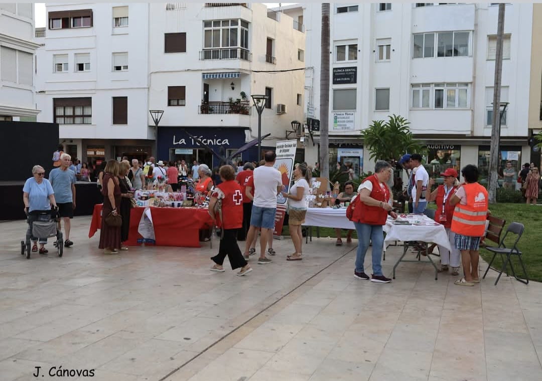 CREMalaga's tweet photo. Cruz Roja Estepona participó en el mercadillo solidario que organiza la Plataforma del Voluntariado de Estepona. En él, se instaló una mesa informativa en la que dimos a conocer nuestros proyectos, hicimos sensibilización y ofrecimos opciones de voluntariado 🥰 https://t.co/9KCy2Qc37U