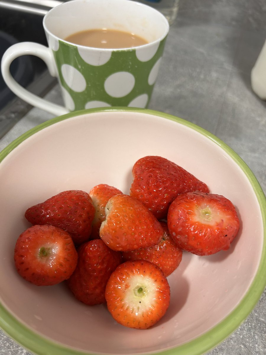AmandaNaylor73's tweet photo. Morning 🌅 ☺️🫖🍓🍓 Wishing you all a wonderful Monday! ☺️🙏❤️😘 #GOODMORNİNG #mondaymorning #mondayvibes #positivity #cupoftea 🫖#freshstrawberries 🍓 https://t.co/Bz0Cin2jzC
