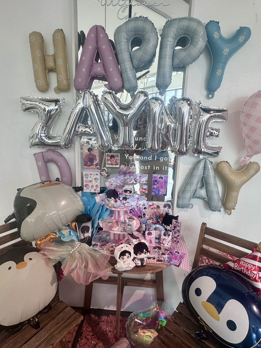 snowymacaron's tweet photo. my #zaynetember haul + my raffle prize and poster from @BobaCatCrew 🥰

laying them out like this made me realize how much there actually was omggg 😆

thank you again to my friends and fellow jasmines for such a fun weekend!! 🥺🩵

#TheDivinersGift #PenguinPatisserieCSE https://t.co/1JkdHvFhPb