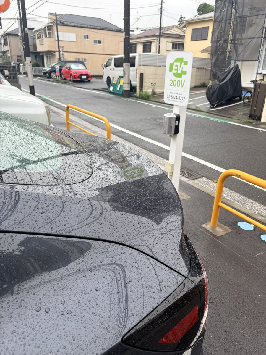 _th1123's tweet photo. ふと止めた駐車場にEVコンセントあったからラッキーと思ったら営業終了で配線無くなってた
クソ https://t.co/I8MXst6I1c