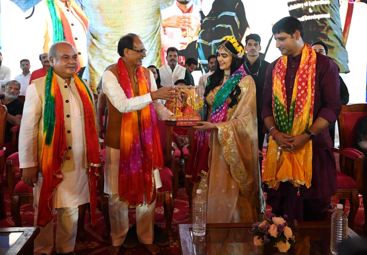 OfficeofSSC's tweet photo. जय कन्हैयालाल की!

माननीय केंद्रीय मंत्री श्री @ChouhanShivraj जी ने भोपाल के करोंद में आयोजित विशाल मटकी फोड़ कार्यक्रम में भाग लेकर प्रतियोगिता का आनंद लिया।

इस दौरान केंद्रीय मंत्री जी ने कार्यक्रम के सफल आयोजन के लिए श्रीकृष्ण जन्माष्टमी उत्सव समिति के अध्यक्ष एवं मध्यप्रदेश भाजपा प्रदेश कार्यसमिति सदस्य, युवा साथी श्री @sumitpachauri09 जी तथा समिति के सभी सदस्यों को बधाई एवं शुभकामनाएं दीं।
