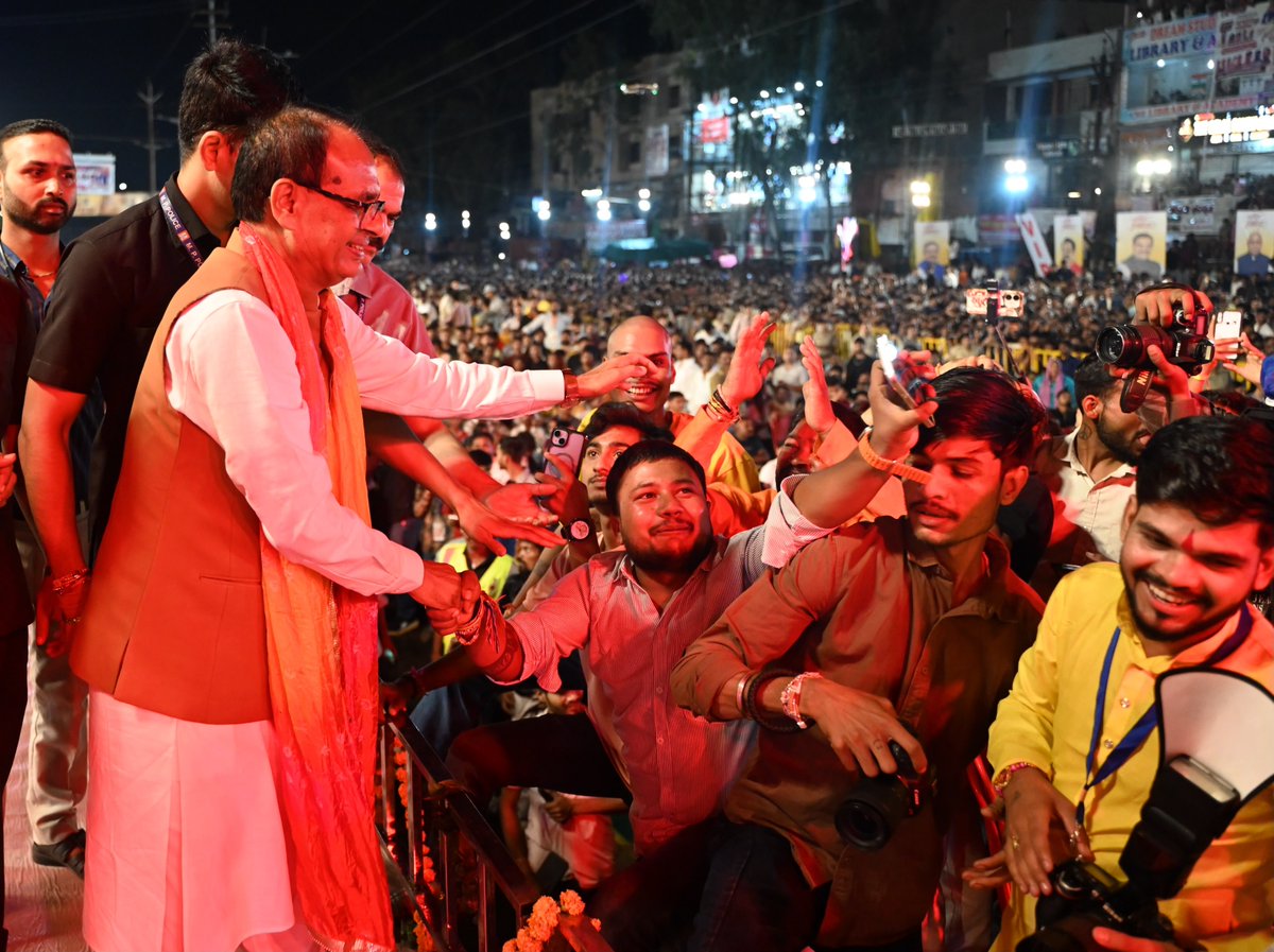 OfficeofSSC's tweet photo. जय कन्हैयालाल की!

माननीय केंद्रीय मंत्री श्री @ChouhanShivraj जी ने भोपाल के करोंद में आयोजित विशाल मटकी फोड़ कार्यक्रम में भाग लेकर प्रतियोगिता का आनंद लिया।

इस दौरान केंद्रीय मंत्री जी ने कार्यक्रम के सफल आयोजन के लिए श्रीकृष्ण जन्माष्टमी उत्सव समिति के अध्यक्ष एवं मध्यप्रदेश भाजपा प्रदेश कार्यसमिति सदस्य, युवा साथी श्री @sumitpachauri09 जी तथा समिति के सभी सदस्यों को बधाई एवं शुभकामनाएं दीं।