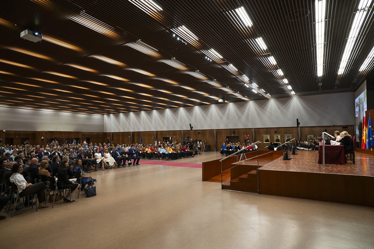 Coenav's tweet photo. Con la presencia de la presidenta del #COENAV, #MªPilarSola, las #enfermeras y #enfermeros de Navarra estuvieron representados el 4 de septiembre en el acto de apertura del curso 2026-2027 de la @UNavarra. Asistieron más de 300 personas 👉
https://t.co/4b1Khl6zjc https://t.co/jzBJUzI9If