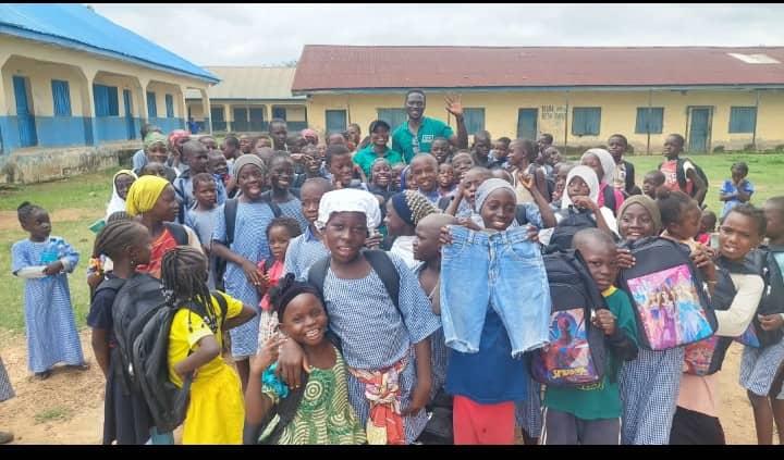 Refugefoundatn's tweet photo. This Saturday, Refuge Foundation was in Tafa LGA in Niger State doing what we do best. Our Kits4kids project happened in Bawa Bwari Central Primary School.The kids were super-excited with bags and stationery they received. Some also got gently used clothes and shoes. https://t.co/wGVd19lGmS
