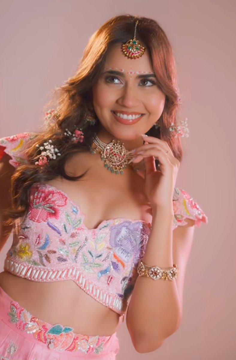 excusevault31's tweet photo. She wore her heritage like a crown, and her smile like the brightest jewel🎀
#AkankshaChoudhary https://t.co/uheqdlfWWU