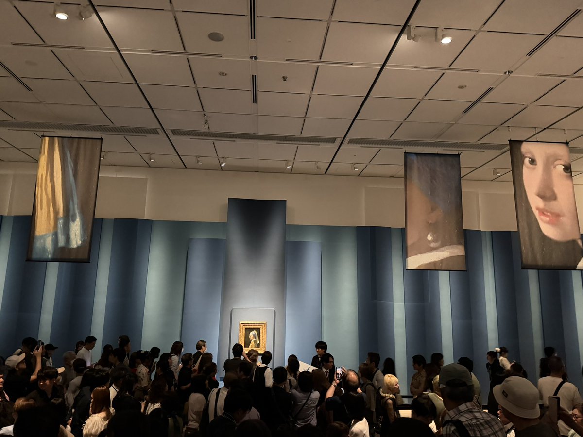 kurikuriako's tweet photo. 今日は中之島美術館で開催中の「フェルメール 真珠の耳飾りの少女展」へ

雨にもかかわらずすごい人😳
館内は大混雑💦並んで17世紀オランダ絵画の名品を鑑賞✨

メインの《真珠の耳飾りの少女》は撮影OK📷
一人1枚なのでゆっくりとはいきませんでしたが、実物はやはり特別でした😊

#フェルメール https://t.co/ZaoMxAA5Em
