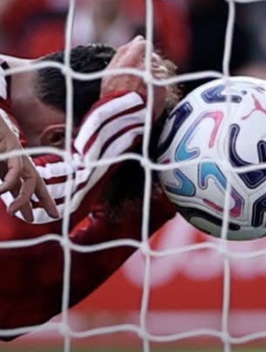 Daste122's tweet photo. @THFCCOYS22 @BorderSolution_ @DaleJohnsonBBC This is the zoomed in version of what you posted with a clear gap between his right hand the ball. You could guess the left hand has touched the ball. The sleeve moves which is not his arm but close obviously. I’m just not sure anyone can be certain apart from Neco. https://t.co/FyLaWhcdcV
