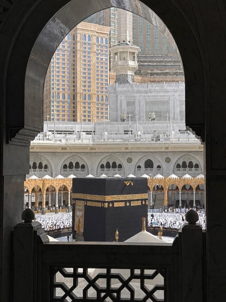 HolyMakkah01's tweet photo. ﴿الْحَيُّ الْقَيُّومُ﴾ https://t.co/4NTJSSH5Kj