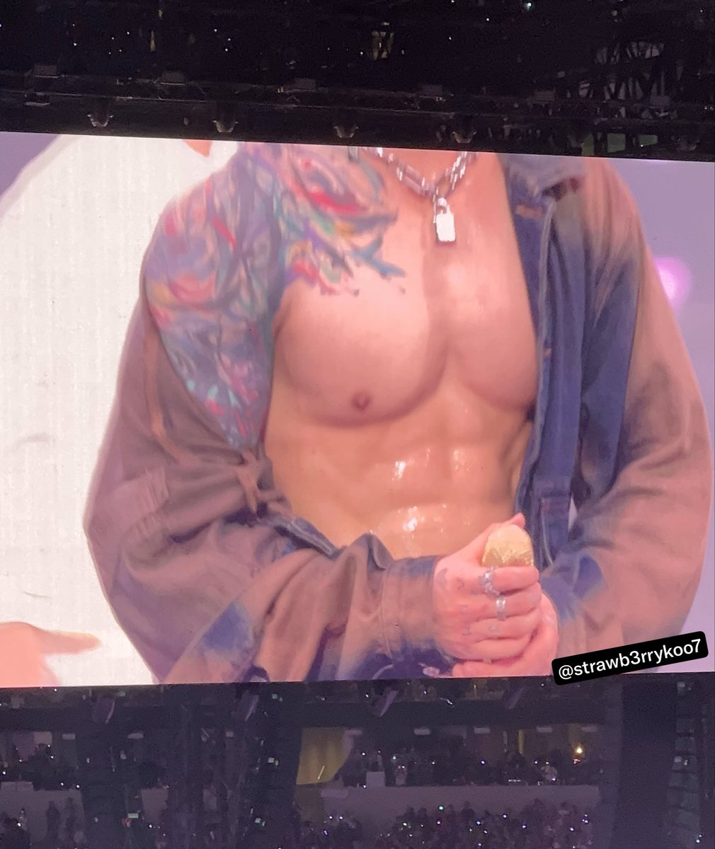 strawb3rrykoo7's tweet photo. so that’s what he looks like when he’s holding his d-*GUNSHOT* https://t.co/Rw5R7mhC2h