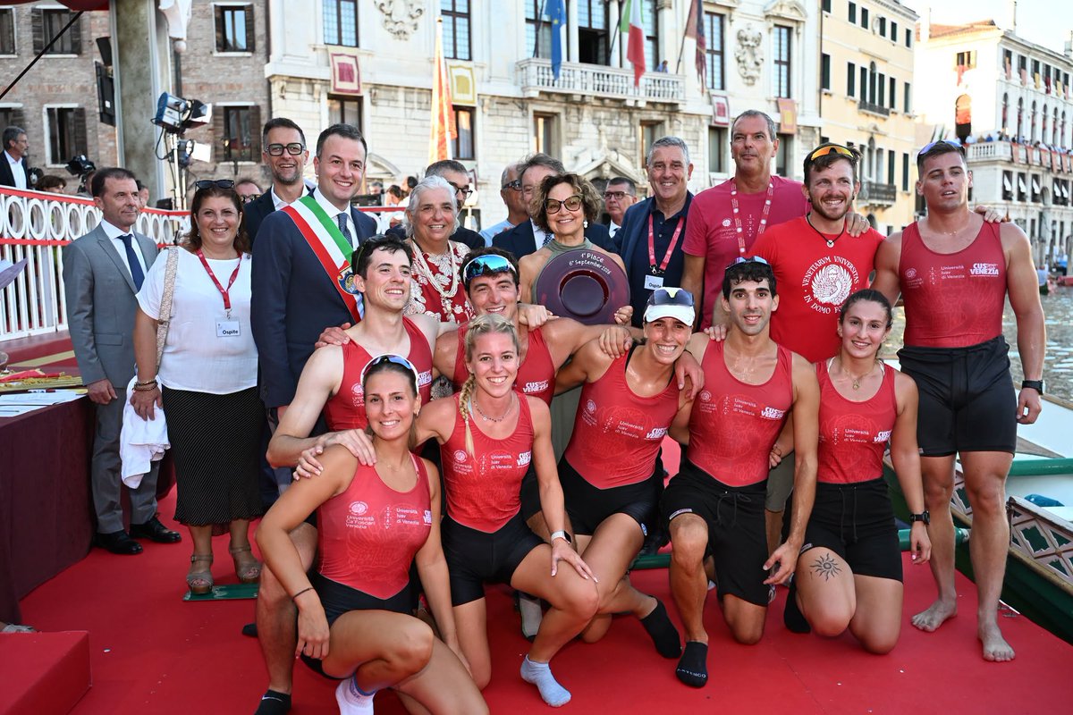 CaFoscari's tweet photo. 📷Si è svolta ieri in Canal Grande la 22esima edizione della Sfida Remiera internazionale delle università su galeoni. A conquistare il 1°posto la squadra delle Università Veneziane #Cafoscari e @iuav - CUS Venezia. In gara anche @UniPadova, Universität Wien e @uniofwarwick. https://t.co/YFgE4VlF9N