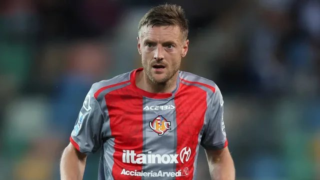 KennedyFuseini's tweet photo. 🚨 Breaking 🚨 Jamie Vardy has completed a shock move to Championship side Burnley, whose fans taunted him about his wife when playing against them. https://t.co/tc7N0luex5
