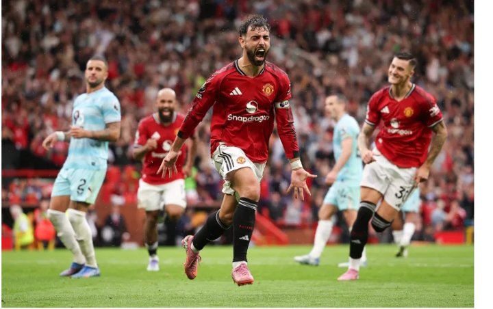 FrankUTD2's tweet photo. Unpopula Opinion:

B.Fernandez should first leave the club before we can ever play in an organized structure, unit and shape.

He is never disciplined with the ball, positionally and even mentally.

He is always running aimlessly, kicking the ball infront whenever he gets it🤏🏻

He is a great player but for United to work as a unit,to have full control over games, he has to leave.

But the Board cant take that risk😪