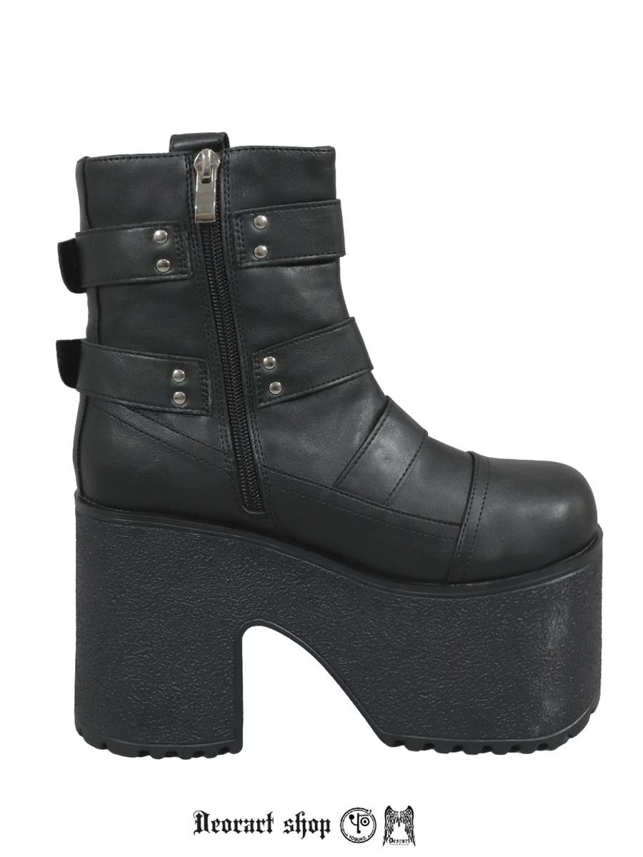 Deorart_shop's tweet photo. 【NEW SHOES】  

ハーネスリングやアイレットベルトをデザインした厚底ブーツ。 エナメル×パープルステッチのベルトで、より立体感のあるシルエットになっています。 12cmのハイソールながら、太めのストームで歩きやすさと安定性も抜群。

https://t.co/JF4IfD9FAU

#Deorart

 /通販 メンズ レディス ユニセックス  ゴシック  YOSUKE