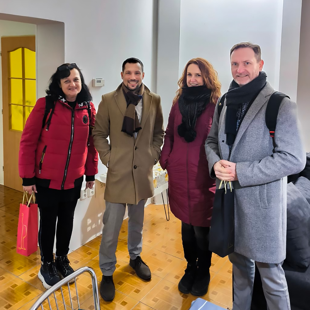 KieraLysespwu's tweet photo. House handover. One story ends, another begins. This isn’t just a house—it’s the seller’s joy and the new owners’ excitement as it becomes HOME. Real estate is about people, emotions, and trust. Know someone selling a home? Share this post. https://t.co/jR0N1ogHHl
