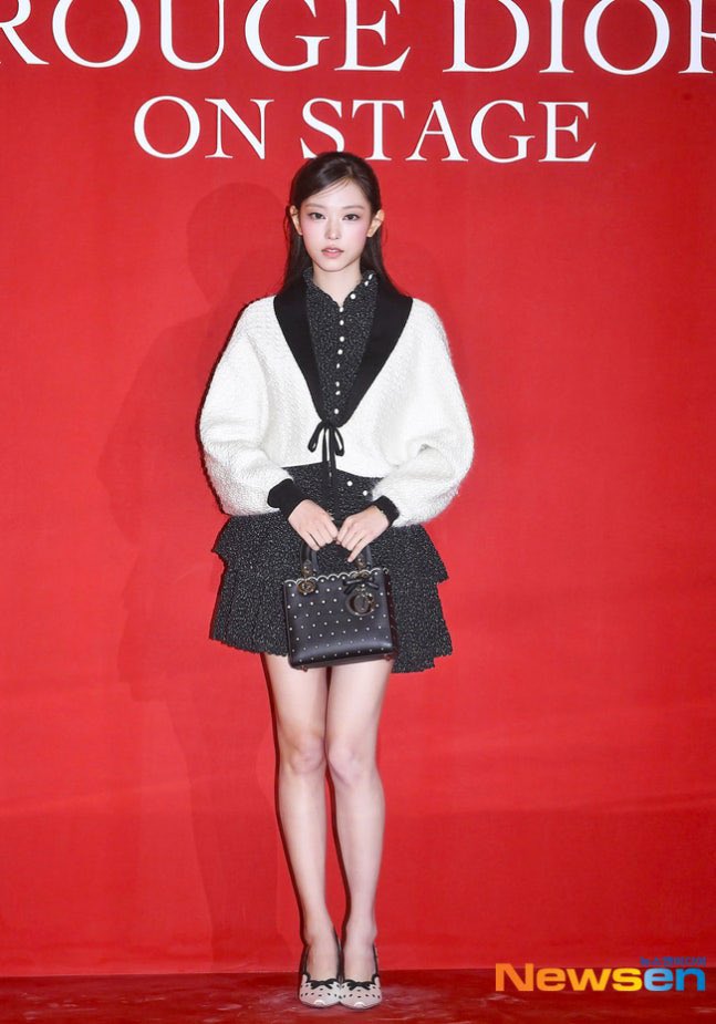 my8irl's tweet photo. 씨발 얘들아
이고양이가바로뉴진스해린님이시다 https://t.co/MaVKsU9Qw5
