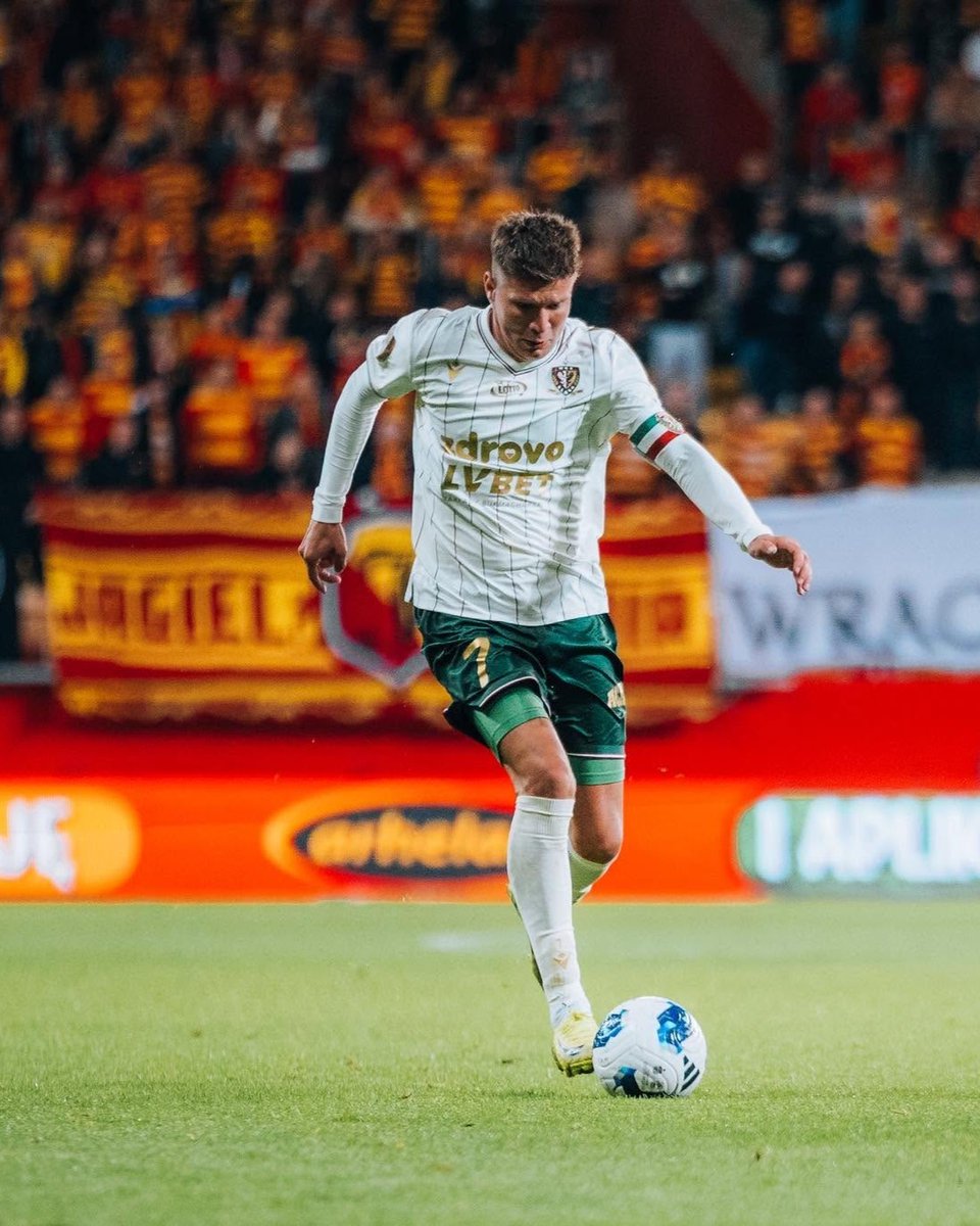 SlaskWroclawPl's tweet photo. W meczu #JAGŚLĄ kapitan Śląska Wrocław, Piotr Samiec-Talar, musiał przedwcześnie opuścić boisko wskutek odniesionego urazu.

Po obserwacji i kompleksowych badaniach diagnoza wskazała na złamanie nadgarstka prawej ręki.

24-latek przejdzie zabieg operacyjny. Do pełnego treningu powinien wrócić po kilku tygodniach.

Sami, wracaj szybko do zdrowia! 🇮🇹