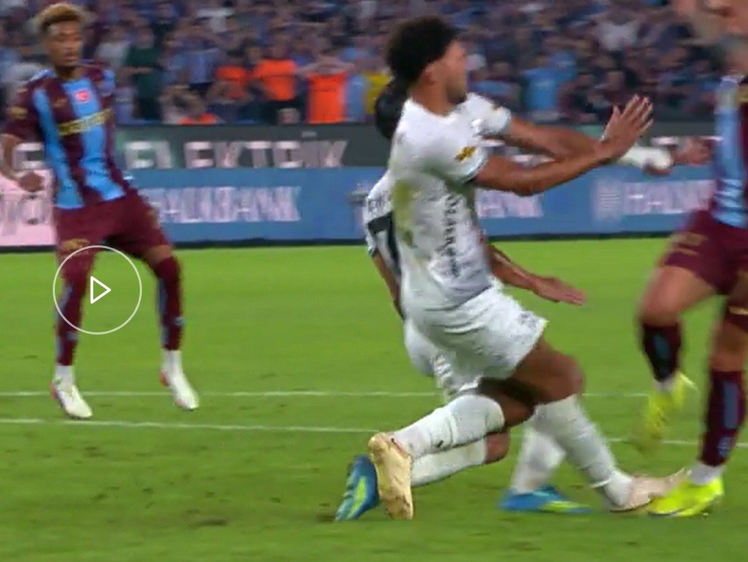 TSORG61's tweet photo. Trabzonspor olarak galip geldiğimiz için arada kaynamasın. Metehan'ın ayağına basılan bu pozisyonda nasıl penaltı vermediniz, VAR nasıl uyarmadı aklım almıyor. Doğramaya devam mı? https://t.co/Q66rVTipZD