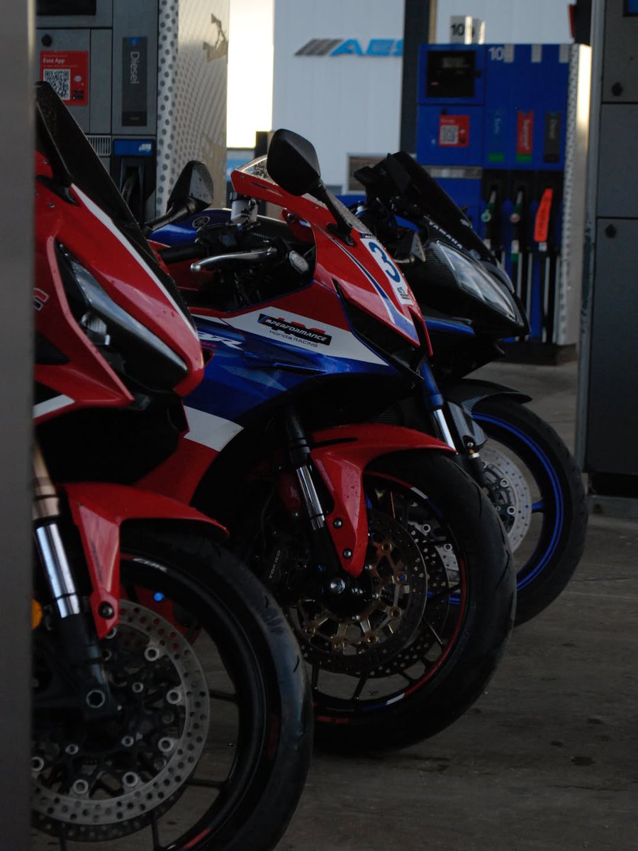 MerryMarceff4e's tweet photo. HONDA CBR650R × HONDA CBR600RR × YAMAHA R6 × unknownn. studio 
Spotted at a gas station. Shots by unknownn. studio. https://t.co/GRDSWoKqlb