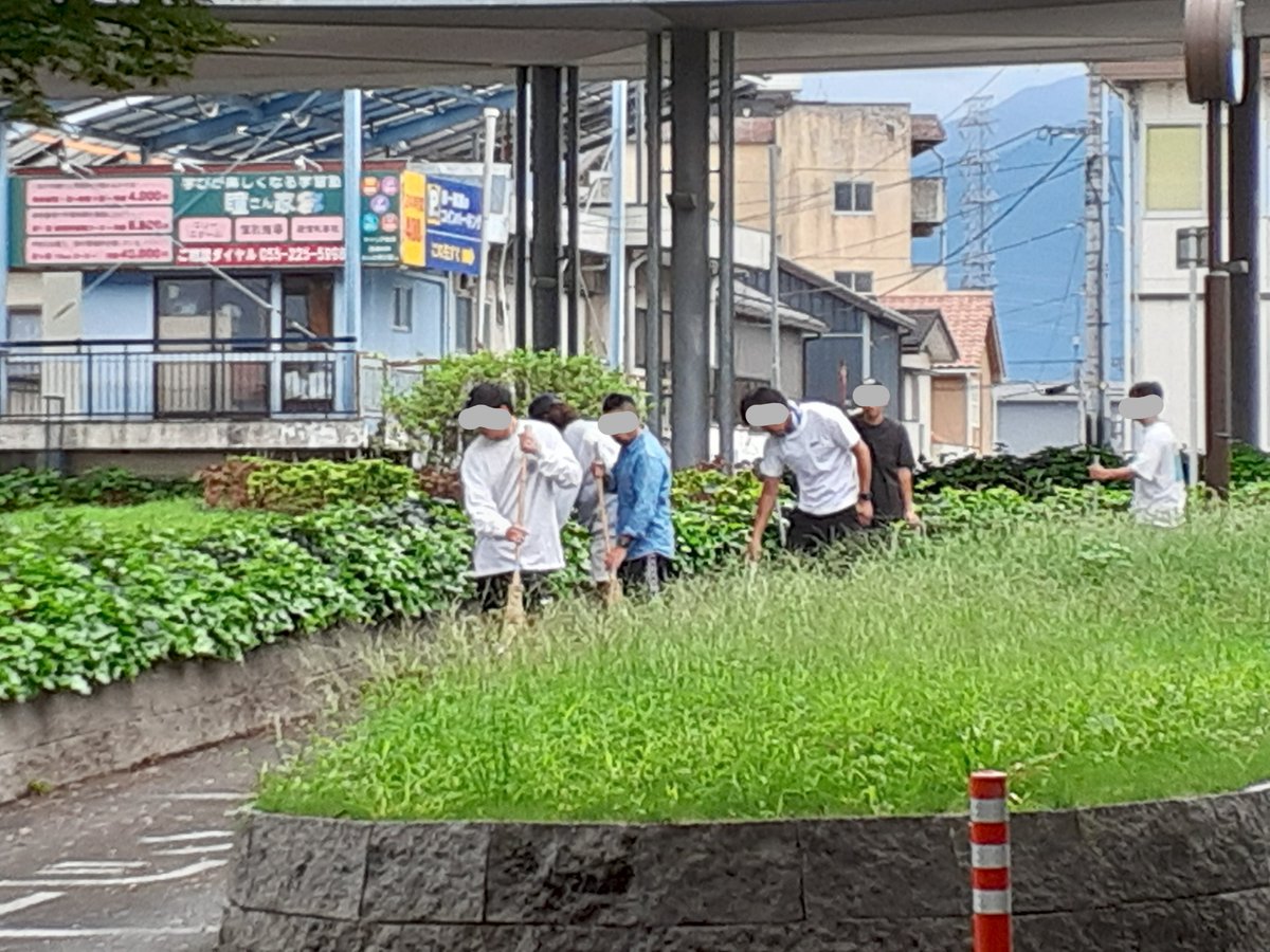 shimizukimio's tweet photo. 雨の合間を縫って、グレイスロードの若者達と、竜王駅周辺の清掃活動をしました。日本を含め世界中で、命の危機が拡大していますが、こうした活動ができることは、大変有難いことだと思います。今月も、3名の新入所者紹介がありましたが、これからも、お互いしっかりと連携していきたいと思います。 https://t.co/HMzRVqWJOE