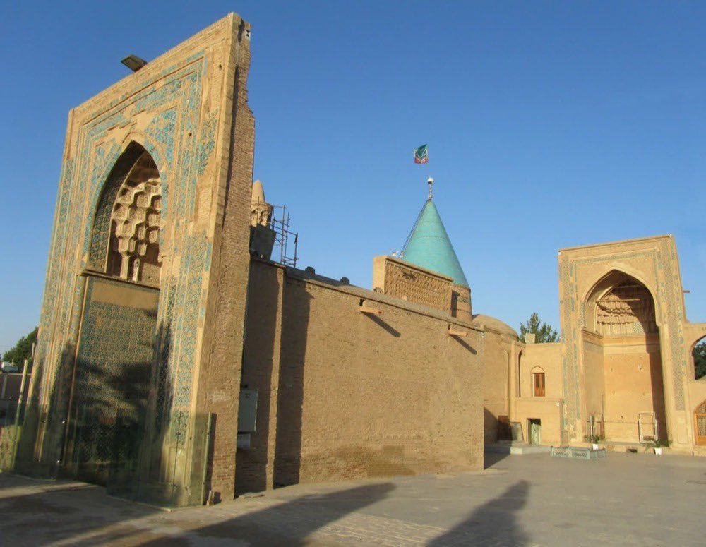 semnan_cthh's tweet photo. اینجا، تاریخ فقط در آجر و گنبد و دیوارها روایت نمی‌شود؛
در سکوت این صحن، می‌شود ردّ سال‌ها عرفان و معنویت را حس کرد… 🍂

مجموعه تاریخی بایزید بسطامی؛
جایی که معماری با عرفان گره خورده و گذشته هنوز نفس می‌کشد.
#ایران_ببین #visit_iran
#بایزید_بسطامی #بسطام #شاهرود #عرفان #سفر https://t.co/6T1yK43vQY