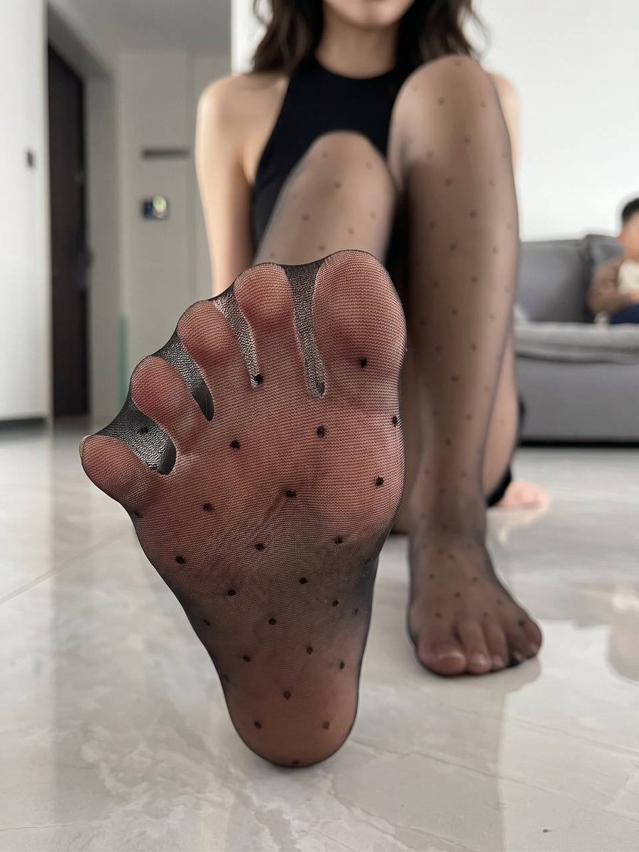 MuchiriDishon's tweet photo. 新买的波点丝袜，连我儿子都说好看。我说你一个小屁孩懂什么，他居然顶嘴说：外面的叔叔也经常偷看妈妈穿丝袜的样子。 #视奸 #意淫 #宝妈 https://t.co/dejrfMZOzp
