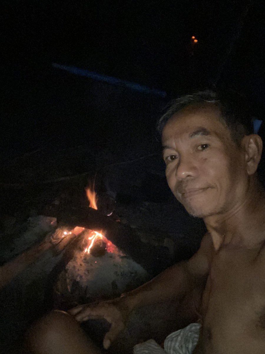 LeiyngF33844's tweet photo. บรรยากาศกลางคืนในป่��..มีแค่กองไฟที่อบอุ่น https://t.co/y2gHuTskbk