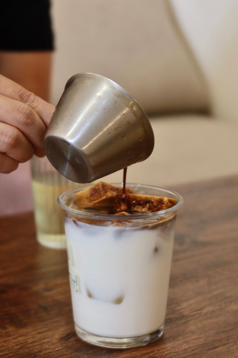 ariaw306559's tweet photo. Tried the newly opened specialty cold brew coffee bar downtown—smooth, rich with a hint of cocoa, and the barista’s custom latte art just made my morning  Can’t wait to come back! https://t.co/zeIMnSZBC8