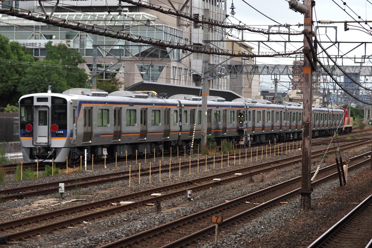 kirarailcargo48's tweet photo. 9月7日(月)
9894レ
南海8300系8724F+8328F 近車出場甲種輸送
DD200-1 牽引
吹田にて
今日も南海甲種があるという事で撮影へ
アサヒロゴとの組み合わせは中々いいですね。
撮影された方々はお疲れ様でした!
#南海
#甲種輸送
#DD200 https://t.co/KnYf8WWlXV