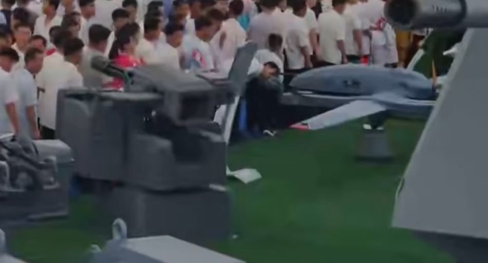 KPA_bot's tweet photo. 姜健号の就役記念式で展示されている艦載兵器の中にUAVがいるし、新型の多銃身機関砲も確認 https://t.co/hWyI0j16C7