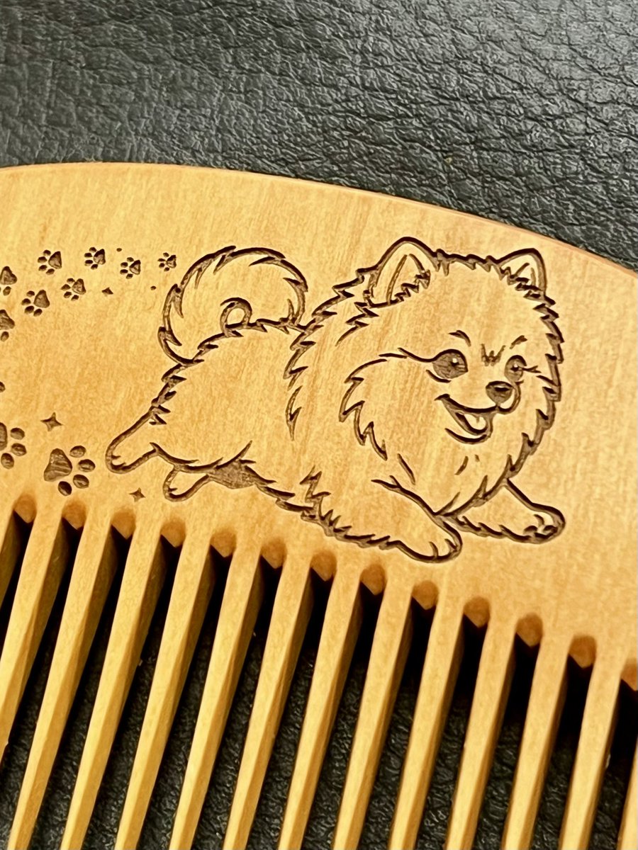 94izm's tweet photo. ちょっとずつ反響が増えてきて嬉しい！

ﾃｹﾃｹﾃｹテケテケテーー

🐾ｴｯ?(｢･д･｡ ) 　三 　(｢｡･д･)ﾞｴｯ?🐾

テケテケテﾃｹﾃｹﾃｹ---

光線焼櫛シリーズ No.0004
『テケテケポメッ！』

詳しくは👇

 https://t.co/iKntUhMzmA 

#光線焼櫛部 #子犬 #ポメラニアン #櫛 https://t.co/LDriIpuJ2k