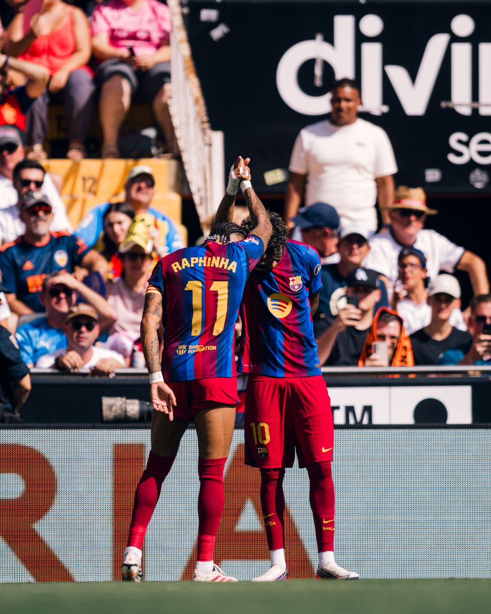 fcbarcelona_fra's tweet photo. Bonne semaine, Culers !

✊💙❤️ https://t.co/D2ZH5z8rG5