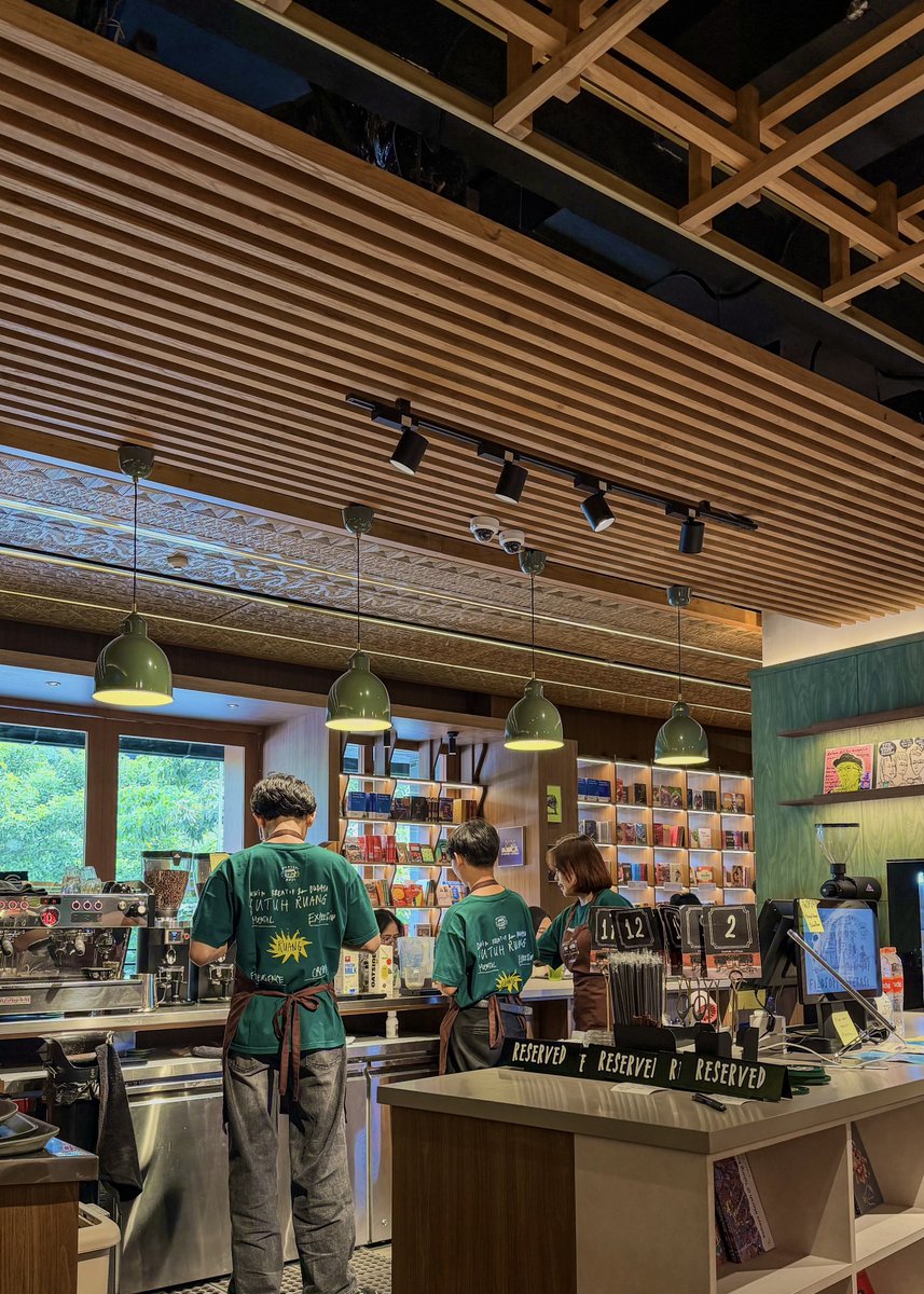 mmmeewwww's tweet photo. Konsep Coffee shop sekaligus mini library sepertinya bakal jadi trend kedepannya, ini keren sih untuk meningkatkan minat baca warga +62 ✨
📌 Filosofi Literasi by Filosofi Kopi https://t.co/oTHO8F1sC4