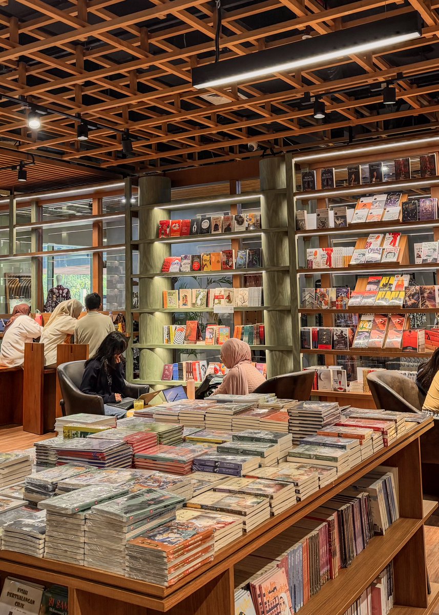 mmmeewwww's tweet photo. Konsep Coffee shop sekaligus mini library sepertinya bakal jadi trend kedepannya, ini keren sih untuk meningkatkan minat baca warga +62 ✨
📌 Filosofi Literasi by Filosofi Kopi https://t.co/oTHO8F1sC4
