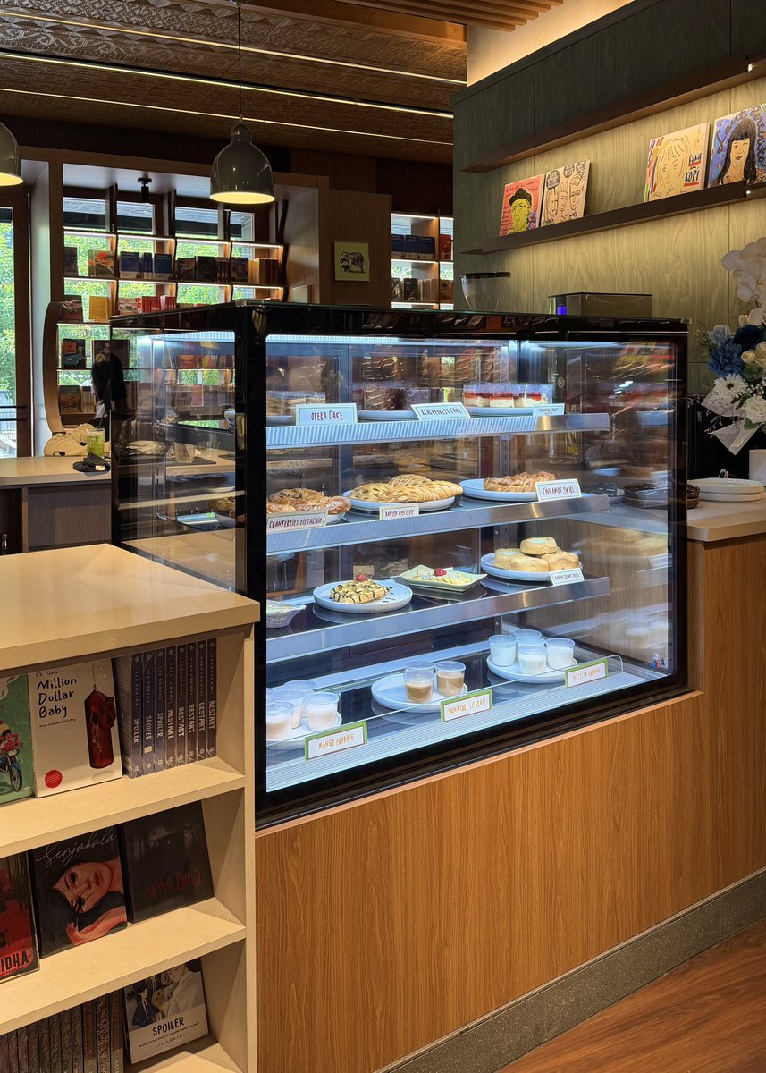 mmmeewwww's tweet photo. Konsep Coffee shop sekaligus mini library sepertinya bakal jadi trend kedepannya, ini keren sih untuk meningkatkan minat baca warga +62 ✨
📌 Filosofi Literasi by Filosofi Kopi https://t.co/oTHO8F1sC4