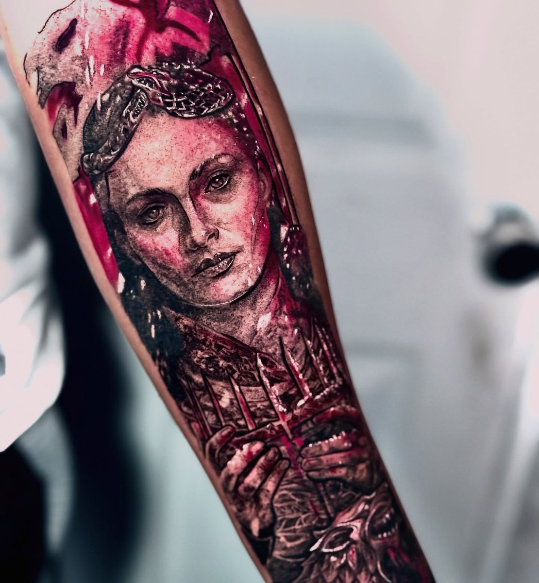 DeloiseKruis's tweet photo. There was a time when they called her a bird and taught her to sing in golden cages. She did not inherit the North; she claimed it. Sansa Stark turned wounds into an emblem and winter into a crown. https://t.co/wuNdMzTtyh