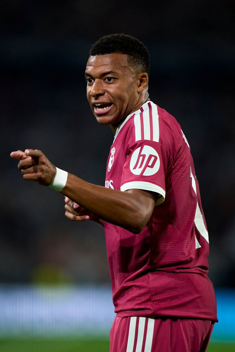 ActuFoot_'s tweet photo. « IL Y A UNE PARTIE DES MADRIDISTAS QUI N’EST PAS AVEC MBAPPÉ 🇫🇷. » 🥶

La prise de parole de Juanma Castaño 🇪🇸, journaliste très connu en Espagne et présentateur sur la Cadena COPE :

🗣️ « Il y a UNE SORTE DE BLESSURE QUI EST TOUJOURS LÀ avec certains madridistas, je ne sais pas s’ils lui pardonnent les choses négatives de ces dernières années…

Regarde, NOUS N’AVONS GAGNÉ AUCUN TITRE AVEC LUI, IL A RENDU MAUVAIS CERTAINS COÉQUIPIERS, IL NE VOULAIT PAS VENIR, IL FAIT CE QU’IL VEUT… 

sur la fin de saison dernière il pensait à la Coupe du Monde et non au Real Madrid… » 🤯😳

🎙️ Cadena COPE via @footmercato