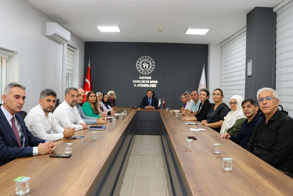 GSB_Kayseri's tweet photo. Gençlik ve Spor İl Müdürümüz Ali İhsan Kabakcı başkanlığında, İl Müdürlüğümüz toplantı salonunda ilçe müdürlerimiz ve yurt müdürlerimizin katılımıyla 2026-2027 eğitim-öğretim yılı öncesi istişare ve değerlendirme toplantısı gerçekleştirildi. https://t.co/r6vCVpRHgo