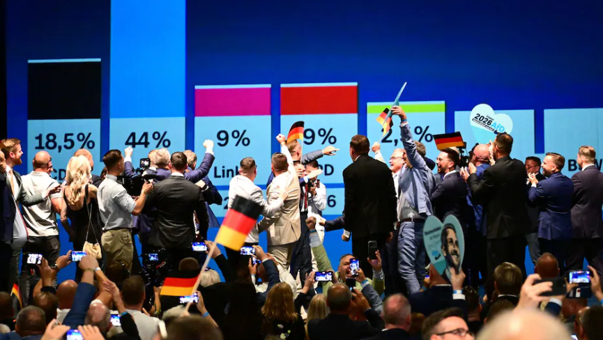 NowySwiat24's tweet photo. AfD nie jest żadną prawicą. AfD jest frustracją społeczną. AfD to nie przyczyna. To skutek. Skutek tego, że od ponad dekady prawdziwi radykałowie i ekstremiści rządzą Brukselą i polityką europejską. I że wszystkie najważniejsze sprawy załatwiane są ponad głowami społeczeństw, a nie za ich zgodą. Od polityki migracyjnej, przez religię klimatyczną, po przerzucanie kosztów brukselskich szaleństw na portfele zwykłych obywateli. Szybkie przypomnienie - pamiętacie, kiedy "elity" europejskie tak realnie zapytały ostatni raz o zdanie obywateli państw członkowskich? W 2005 roku, 21 lat temu. Chodziło o tzw. Konstytucję Europy. Francuzi i Holendrzy w referendach szybko powiedzieli jej "NIE" i tym samym wyrzucili pomysł do śmietnika historii. Od tamtej pory, zaczęto tworzyć w Brukseli mechanizmy omijające głos społeczeństw krajów UE. Wszystko, co najważniejsze ma być ustalane w gabinetach, co najwyżej z zielonym światłem od europosłów, przy wsparciu sędziów z Trybunałów unijnych. Efekt?
Demokracja, jak my ją rozumiemy.
Wolność słowa, jak my ją rozumiemy.
Praworządność jak my ją rozumiemy.
Suwerenność państw, jak my ją rozumiemy.
Gospodarka, jak my ją rozumiemy.
Bezpieczeństwo żywnościowe, jak my je rozumiemy.
Imigracja, jak my ją rozumiemy. 
Ale rachuneczek wystawiamy Tobie, szaraczku europejski.  
To nie kraje UE brunatnieją. To centrala UE dewastuje szeroko rozumianą codzienną normalność zwykłych ludzi.
