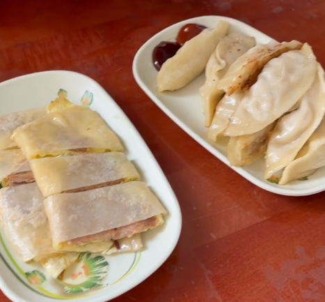 kkdnb7's tweet photo. 蛋餅軟嫩帶著焦香，夾著肉餡超紮實，鍋貼外皮微微酥脆，內餡多汁。簡單的煙火氣，一口就吃出地道的古早味道，早起吃這一套幸福感直接拉滿。

#臺灣古早味 #臺式早餐探店 https://t.co/Q2E7X5IAi8
