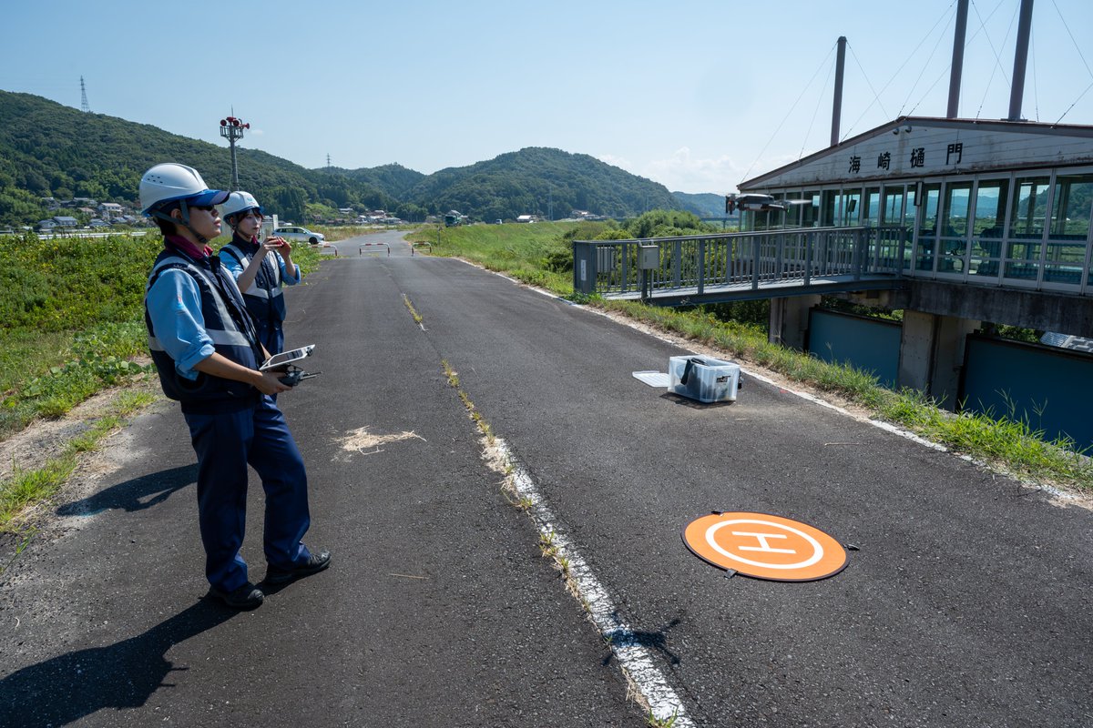 mlit_izumo's tweet photo. 【 #ドローン 空撮を実施しました】
#出雲河川事務所 ではドローンパイロットの練度維持と河川内の状況確認を目的に定期的な空撮を実施しています。今回の空撮にはパイロット2名、補助者2名が参加しました。大規模災害時に #TECFORCE 隊員として派遣されることを念頭に安全確実な飛行を実施しました。 https://t.co/kuWtOuxCG3
