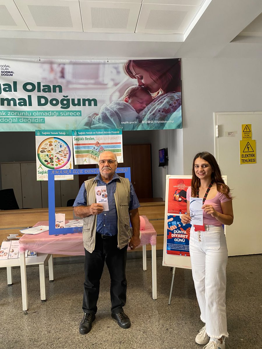 amasradh's tweet photo. Halk Sağlığı Haftası kapsamında, Amasra İlçe Devlet Hastanesi girişinde “Sağlıkla Yaş Al, Sağlıklı Kal” temasıyla bilgilendirme standı kuruldu.
#AmasraİlçeDevletHastanesi 
#HalkSağlığıHaftası 
#SağlıklaYaşAlSağlıklıKal 
#RiskiniBilKontrolünüYaptır https://t.co/HvA5P7RdW5