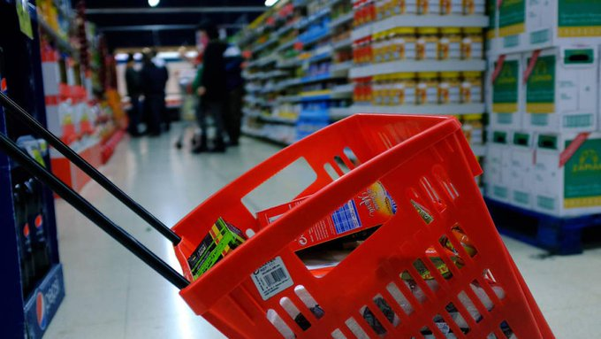 4materasu_'s tweet photo. La misma compra costaba casi 105 €: un 135 % más. La mortadela pasó de 1,15 € a 3,60 €; el Nesquik, de 1,99 € a 6,95 €; y la leche, de 0,58 € a 0,97 €. La inflación parece abstracta hasta que comparas dos tickets. Fuente: Diario de Navarra https://t.co/dnFO10dX5t