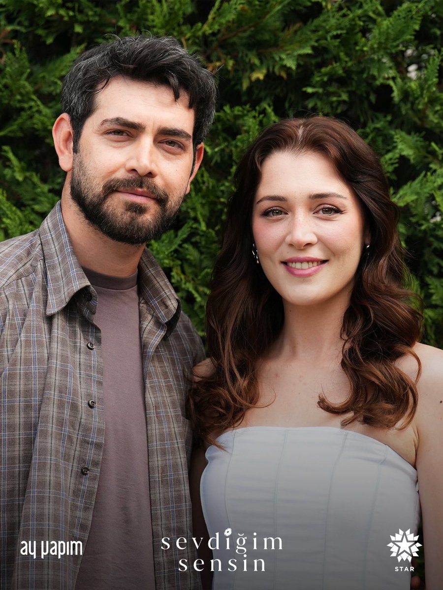 _sevdigimsensin's tweet photo. #DenizIşın ve #BarışBaktaş, merakla beklenen 2. sezonun heyecanını anlattı! 🗣️✨

Nilüfer’i canlandıran @bendenizler:
“Bu sezon hem Nilüfer’i hem de siz izleyicilerimizi sürprizli ve aksiyonlu gelişmeler bekliyor...” 🎁

Civan’a hayat veren @barisbaktas:
“2. sezon, hem gizemli hem de bazı gizemlerin birer birer gün yüzüne çıktığı uzun soluklu bir sezon olacak. Civan’ın yolculuğu da sürprizlerle dolu, onu zor mücadeleler bekliyor. Spoiler vermeden şunu söyleyebilirim: Neden 'Sevdiğim Sensin' anlayacaklar.” ❤️

#SevdiğimSensin 2. sezonuyla 10 Eylül Perşembe 20.00’de Star’da!

@startv @ayyapim